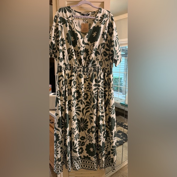 BloomChic Green Floral Midi Dress- NWT - Picture 4 of 11